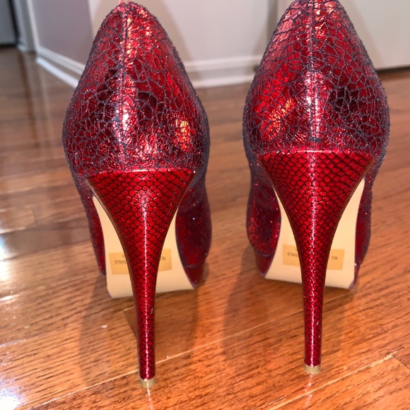 Red platform pumps - Picture 2 of 5